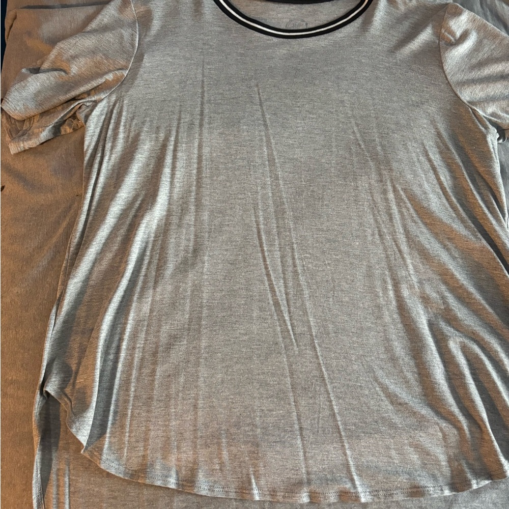 Maurices Light Gray Short Sleeve Tee